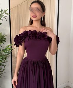 فستان سهرة ليكي أوف شولدر بتفاصيل ورود وتنورة كسرات