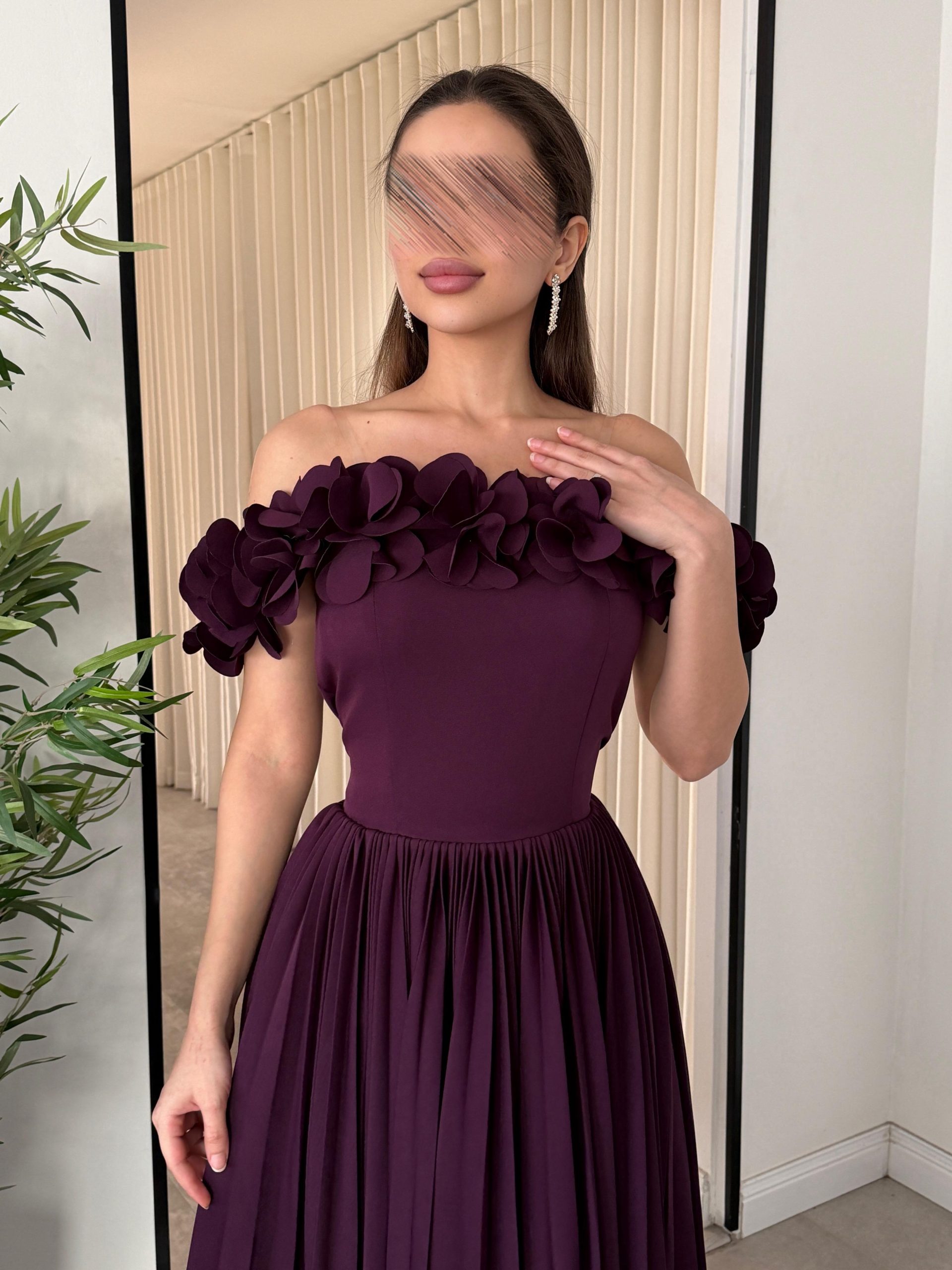 فستان سهرة ليكي أوف شولدر بتفاصيل ورود وتنورة كسرات