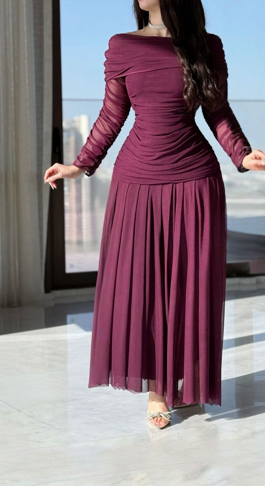 فستان سهرة طويل بقصة أنثوية راقية