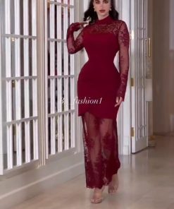 فستان سهرة عنابي أنيق بتفاصيل دانتيل وأكمام طويلة