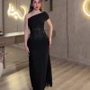 فستان سهرة أسود أنيق بتصميم كتف واحد
