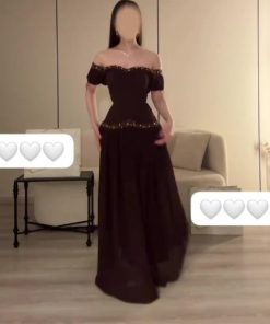 فستان سهرة بني داكن بتصميم أنيق وكشكش ناعم