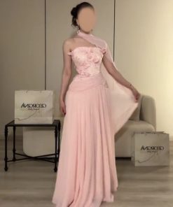 فستان سهرة وردي فاتح مطرز بالورود