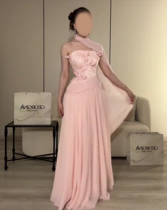 فستان سهرة وردي فاتح مطرز بالورود