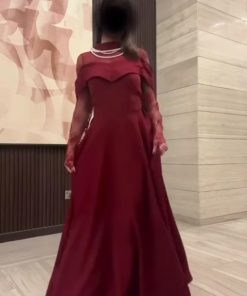 فستان سهرة عنابي بتصميم دانتيل وأكمام شفافة