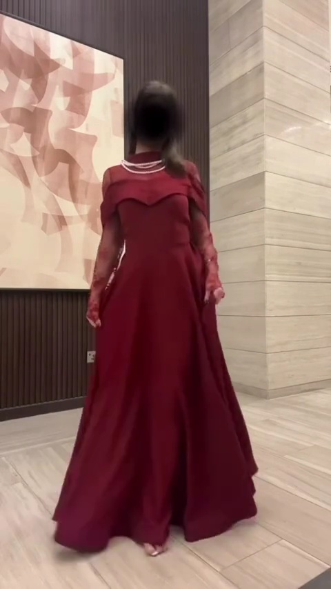 فستان سهرة عنابي بتصميم دانتيل وأكمام شفافة