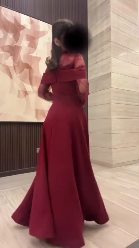 فستان سهرة عنابي بتصميم دانتيل وأكمام شفافة - الصورة 2