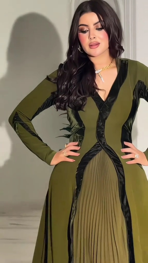فستان سهرة أخضر مخمل - الصورة 2