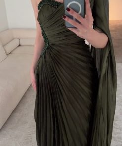 فستان سهرة أخضر زيتي بقصة كتف واحد