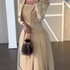 فستان سهرة بيج أنيق بتصميم راقٍ
