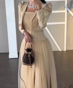 فستان سهرة بيج أنيق بتصميم راقٍ