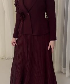 فستان سهرة عنابي راقٍ بطبقتين وجاكيت أنيق