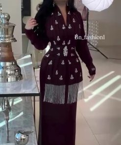 فستان سهرة عنابي فخم بتطريز فضي وشراريب أنيقة – متجر روزيتا السعودية