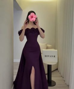 فستان سهرة بنفسجي داكن بتصميم ورود وقصة واسعة – متجر روزيتا السعودية