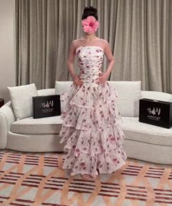 فستان أبيض بنقشة وردية بطبقات كشكش أنيقة