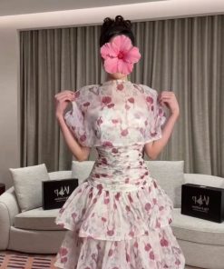 Alternative view of فستان أبيض بنقشة وردية بطبقات كشكش أنيقة