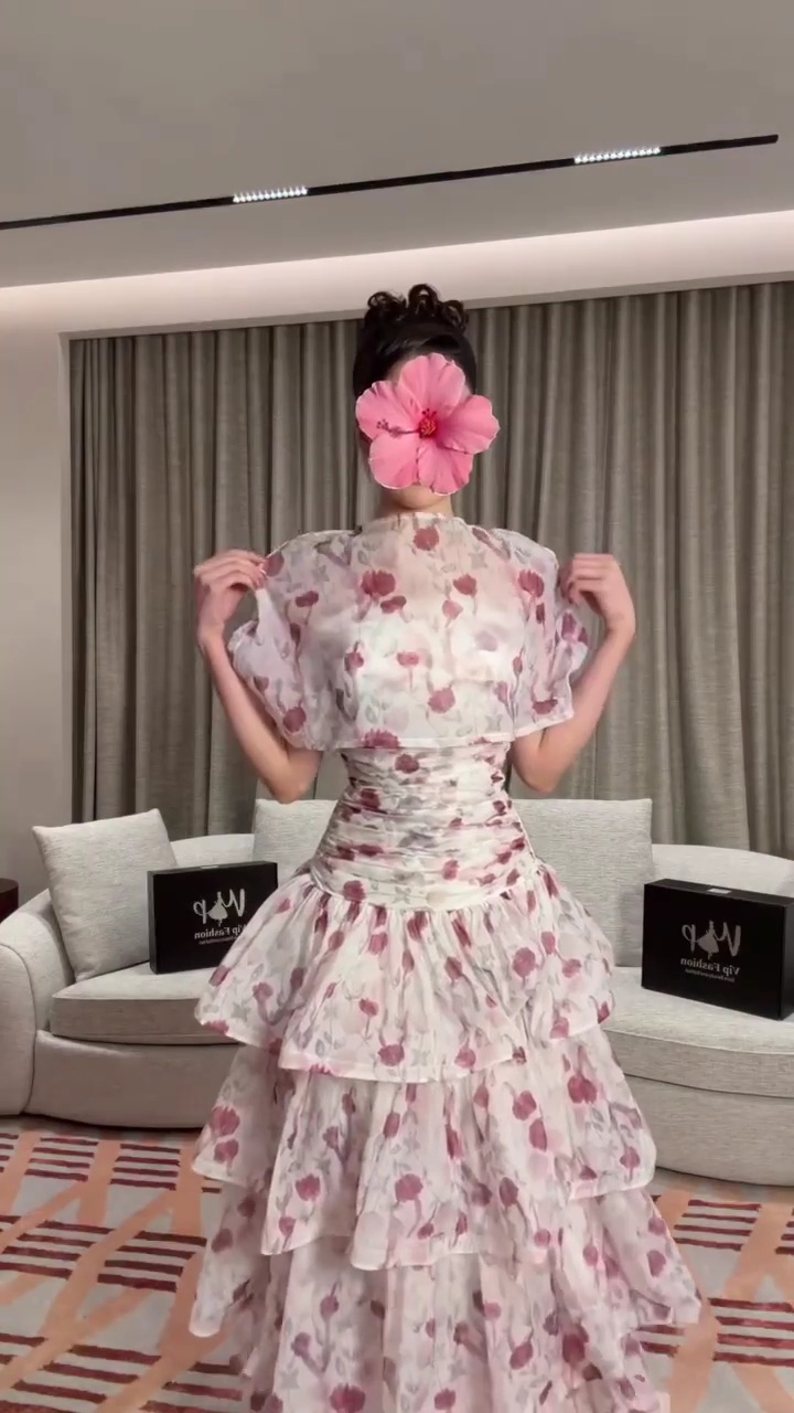 فستان أبيض بنقشة وردية بطبقات كشكش أنيقة - الصورة 2