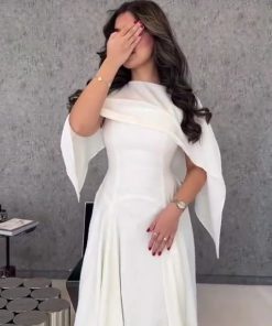 فستان أبيض طويل بتصميم راقٍ وأكمام