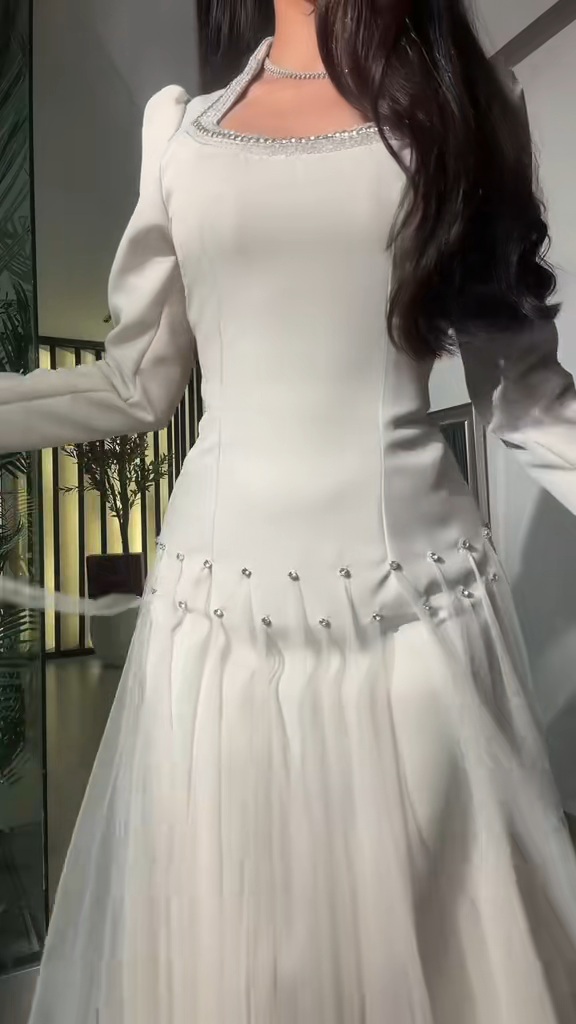 فستان سهرة أوف وايت طويل بتول وطيات أنيقة - الصورة 2