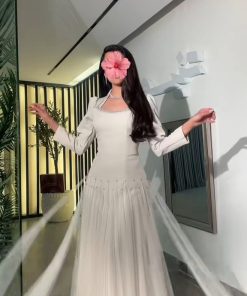 فستان سهرة أوف وايت طويل بتول وطيات أنيقة