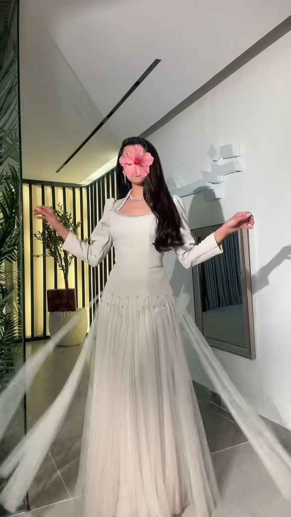 فستان سهرة أوف وايت طويل بتول وطيات أنيقة