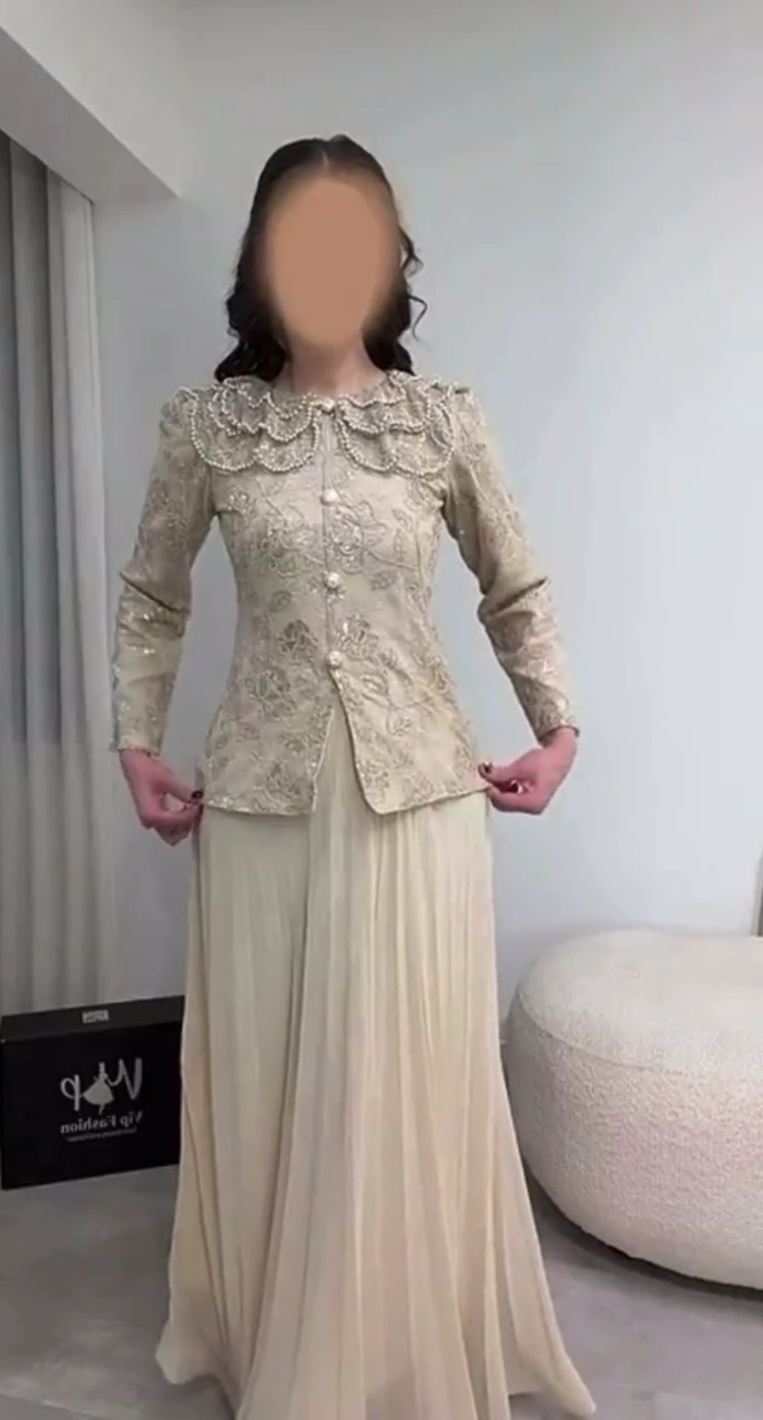 فستان سهرة شامبين بطبقتين – جاكيت دانتيل مطرز وتنورة شيفون طويلة