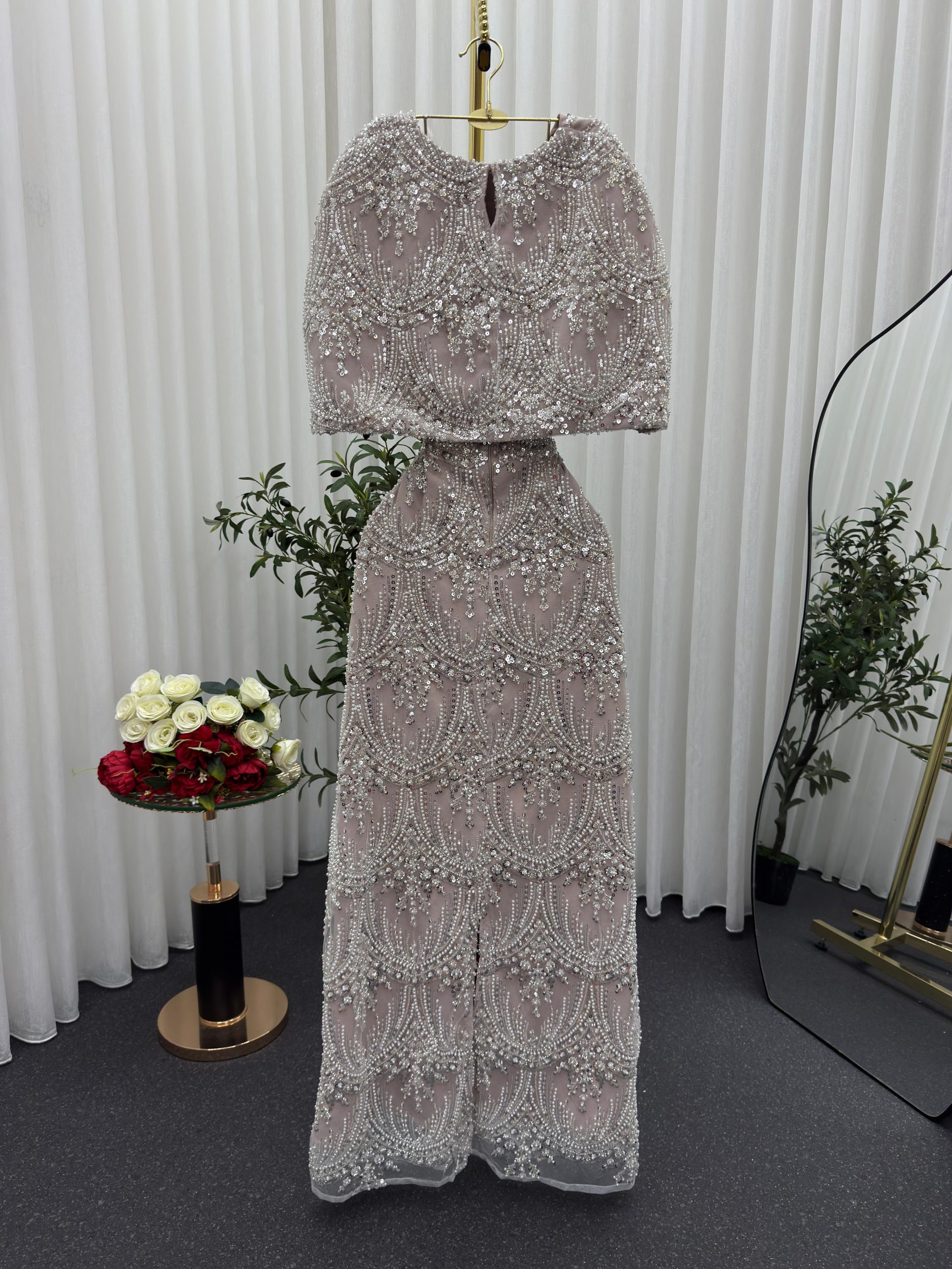 فستان سهرة مرصع فاخر بكاب أنيق - الصورة 4