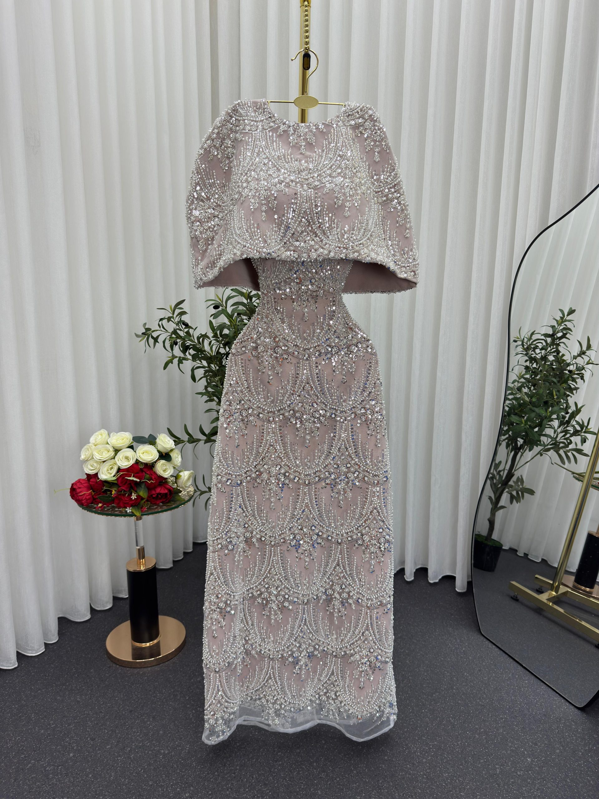 فستان سهرة مرصع فاخر بكاب أنيق - الصورة 2