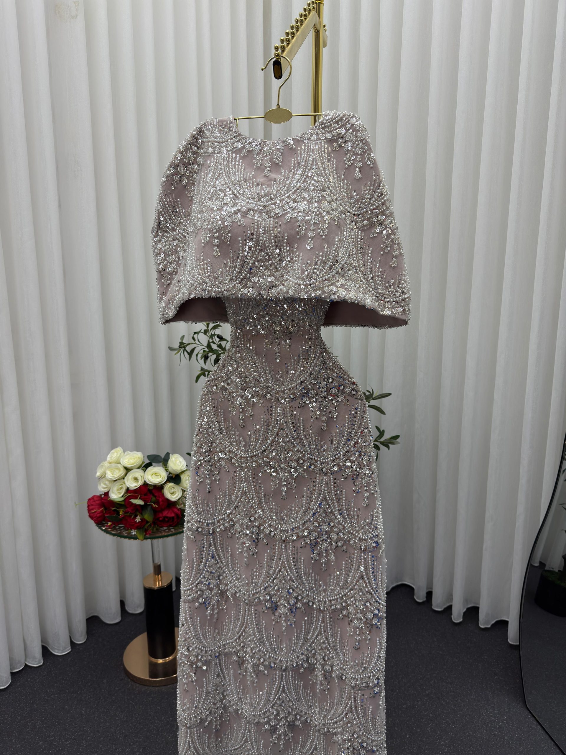 فستان سهرة مرصع فاخر بكاب أنيق - الصورة 3