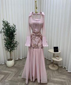 Alternative view of فستان سهرة وردي طويل بتطريز فاخر وقصة ميرميد