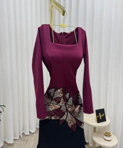 Alternative view of فستان مناسبات عنابي وأسود بطبقات أنيقة