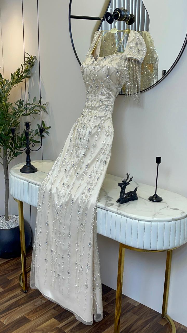 فستان أوف وايت طويل مرصع بالكريستال - الصورة 3