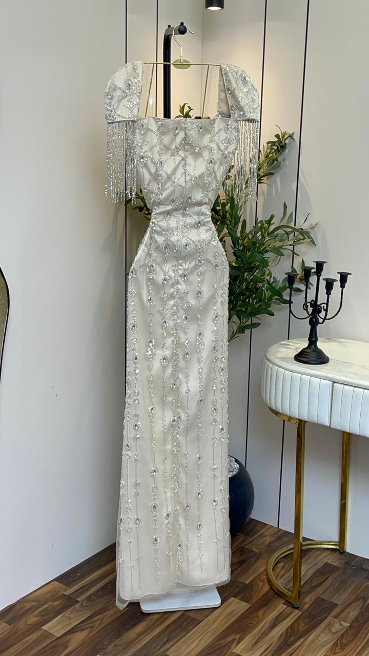 فستان أوف وايت طويل مرصع بالكريستال - الصورة 5