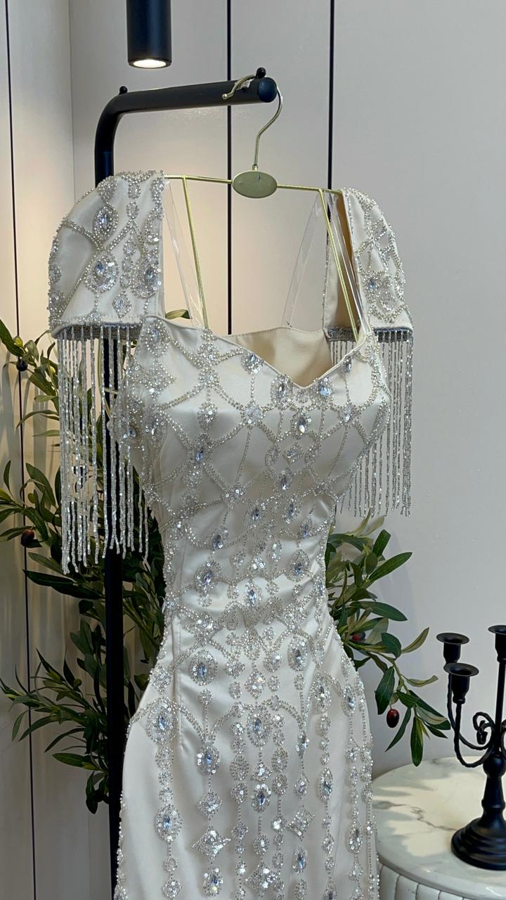 فستان أوف وايت طويل مرصع بالكريستال - الصورة 2