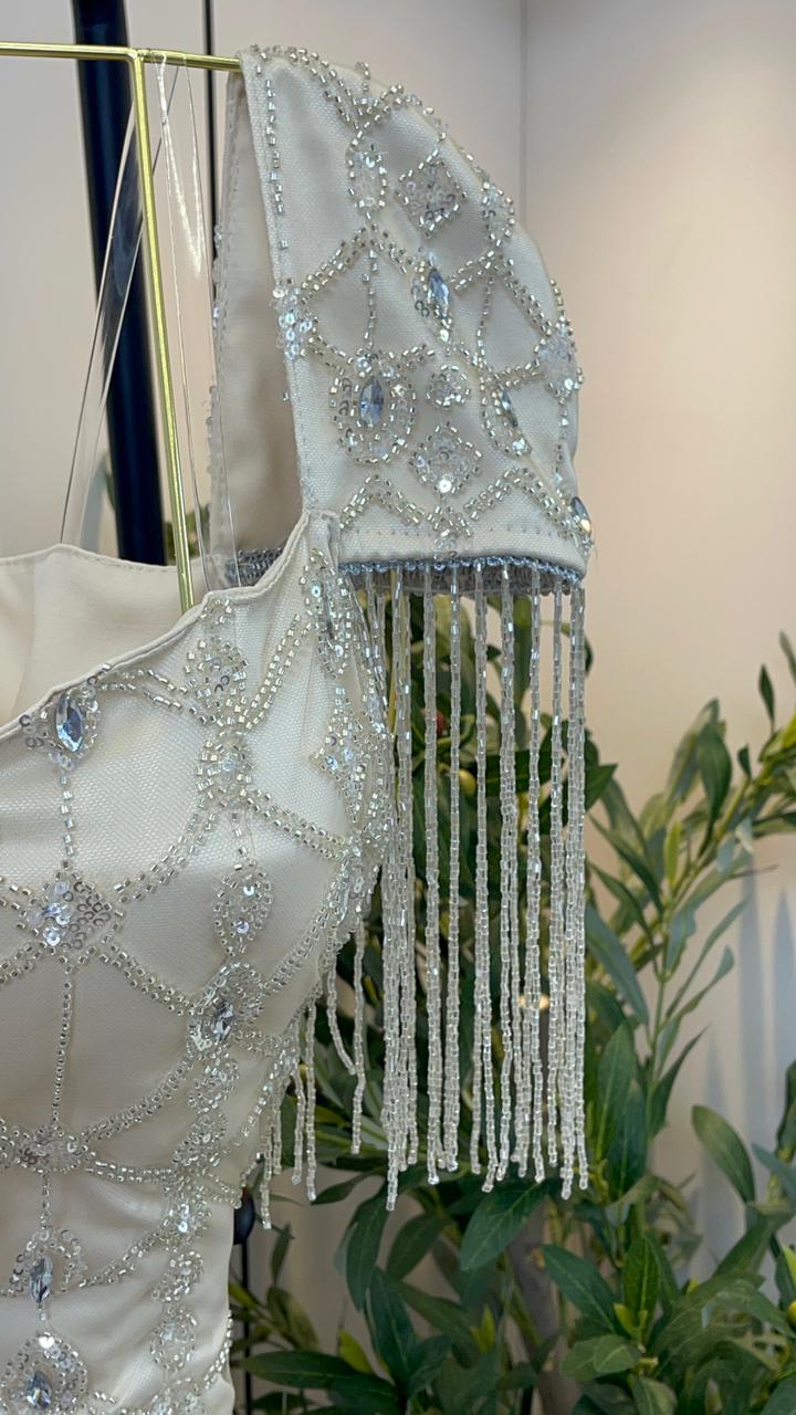 فستان أوف وايت طويل مرصع بالكريستال - الصورة 4