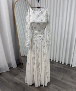 فستان أوف وايت طويل بتطريز فضي وأكمام طويلة