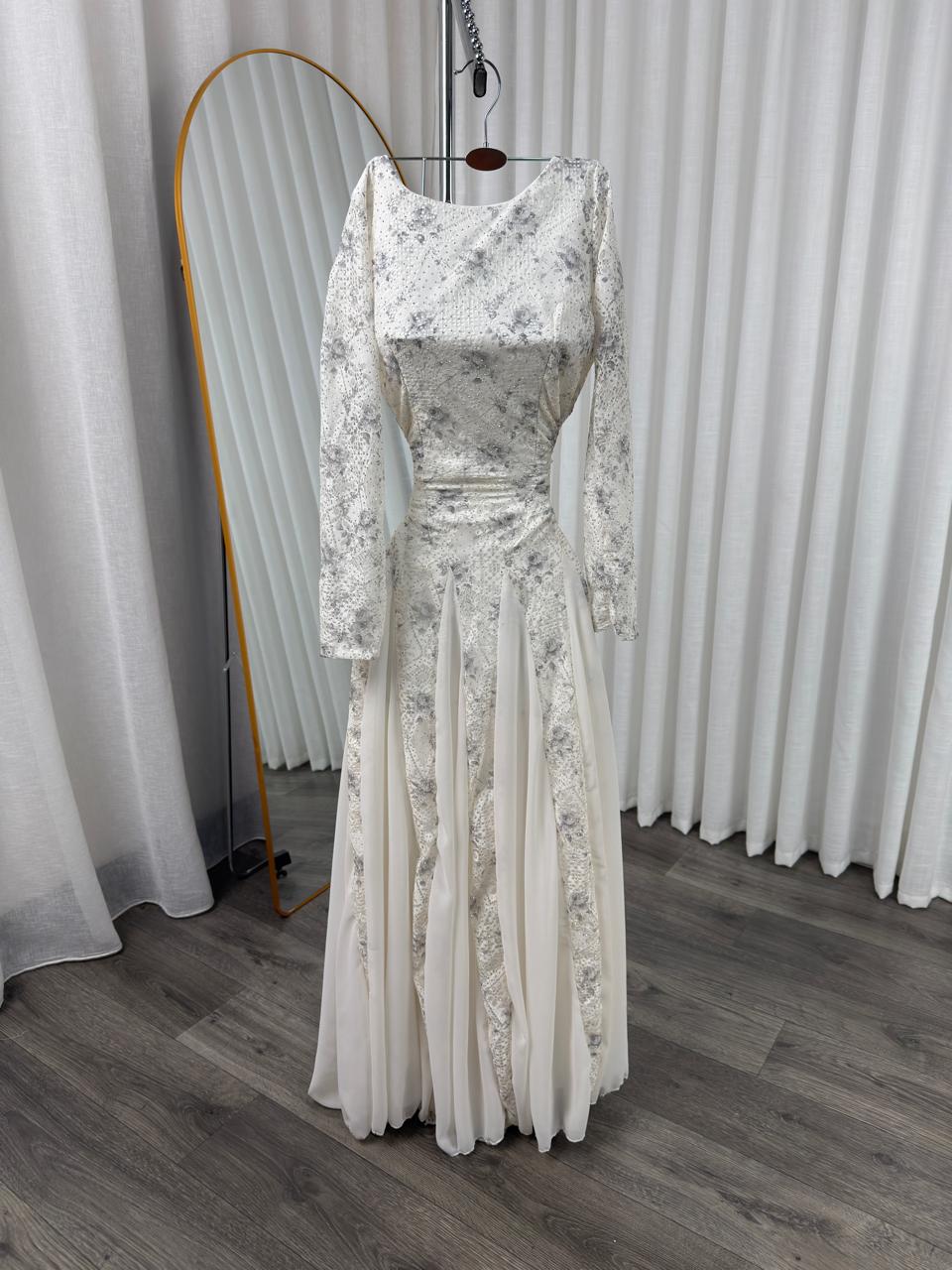 فستان أوف وايت طويل بتطريز فضي وأكمام طويلة