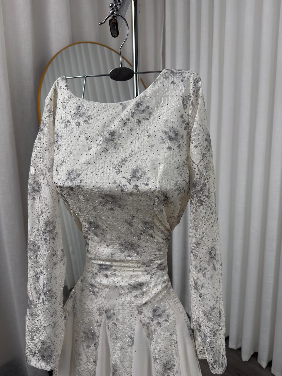 فستان أوف وايت طويل بتطريز فضي وأكمام طويلة - الصورة 4