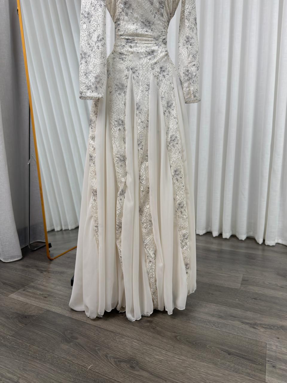 فستان أوف وايت طويل بتطريز فضي وأكمام طويلة - الصورة 3