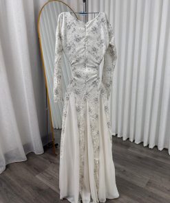 Alternative view of فستان أوف وايت طويل بتطريز فضي وأكمام طويلة