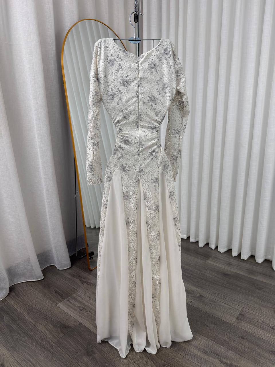 فستان أوف وايت طويل بتطريز فضي وأكمام طويلة - الصورة 2