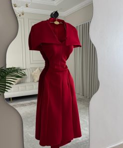 فستان أحمر ميدي بقصة كلاسيكية وياقة أنيقة