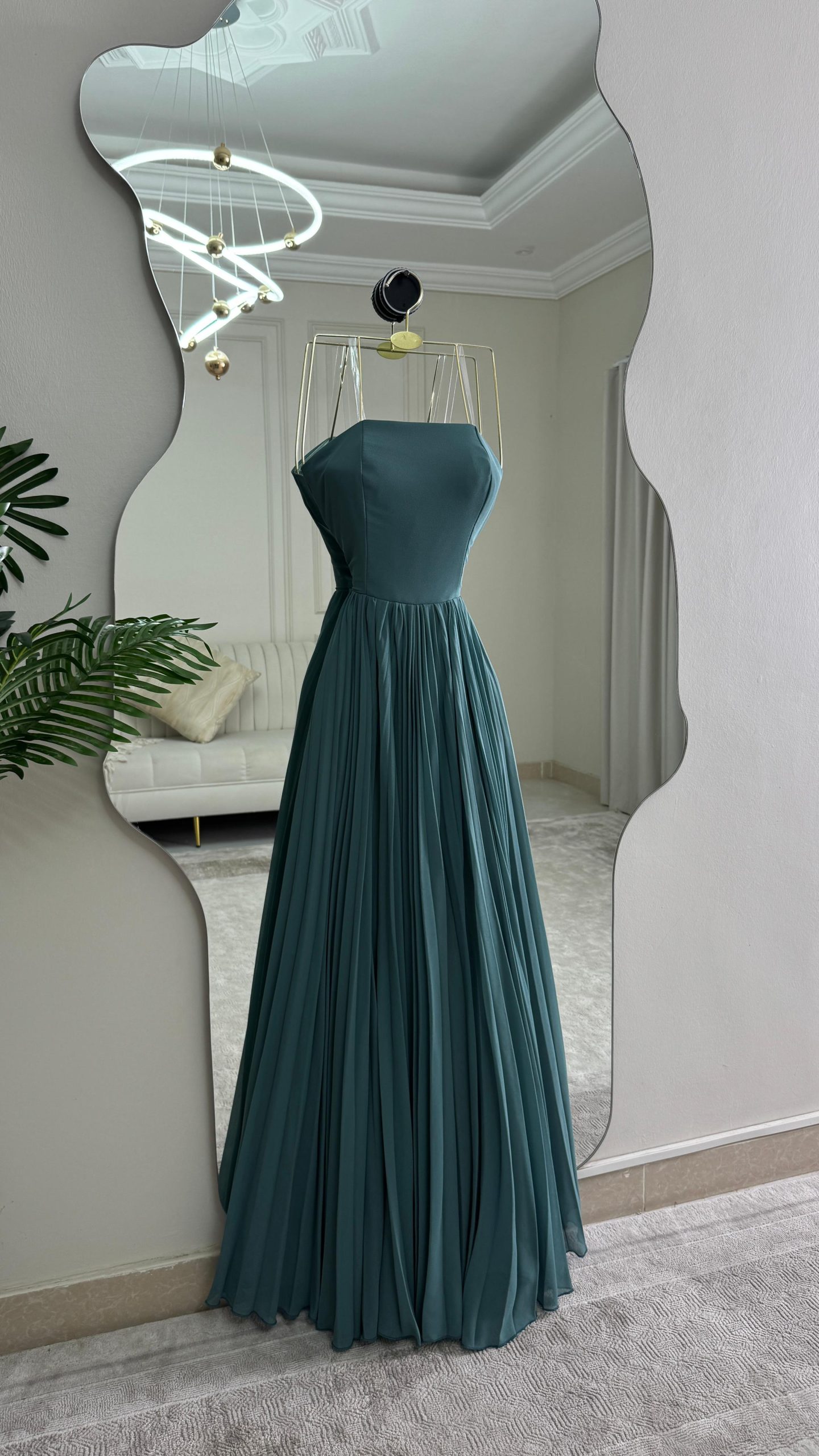 فستان أخضر بترولي محتشم بتطريز فوشيا - الصورة 2