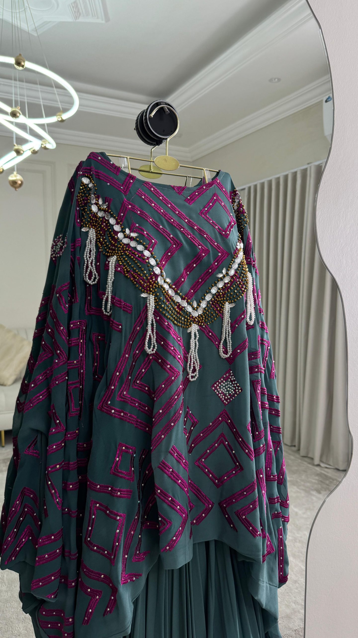 فستان أخضر بترولي محتشم بتطريز فوشيا - الصورة 3