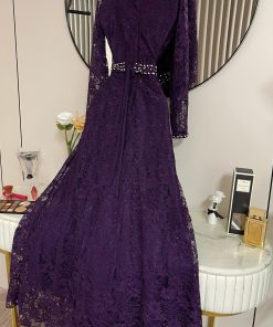 Alternative view of فستان بنفسجي دانتيل طويل بحزام مرصع