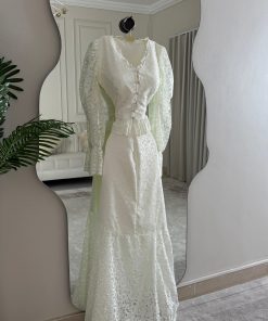 Alternative view of فستان دانتيل أبيض طويل محتشم