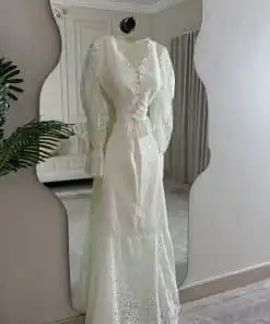 Alternative view of فستان دانتيل أبيض طويل محتشم