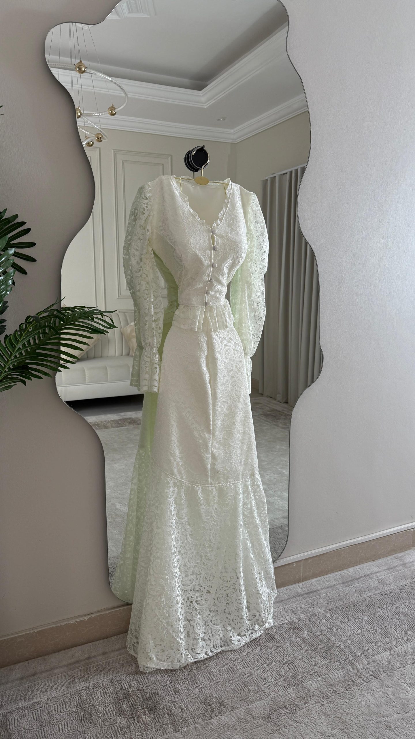 فستان دانتيل أبيض طويل محتشم - الصورة 2