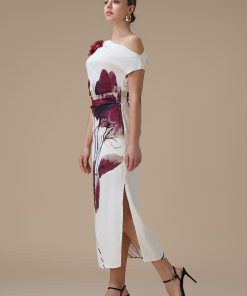 فستان أبيض طويل بطبعة ورد بنفسجي