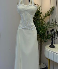 Alternative view of فستان أبيض طويل بتصميم كورسيه أنيق